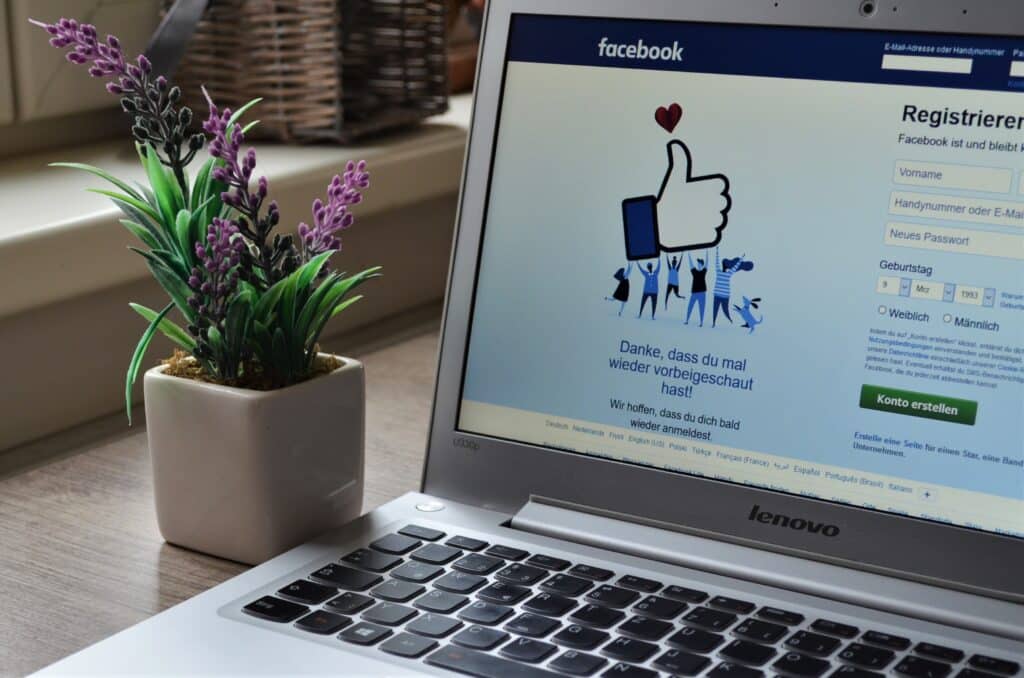 notebook com página de login do facebook em aberto