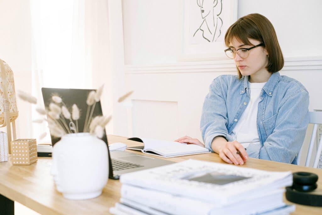 mulher trabalha com SEO em frente com notebook