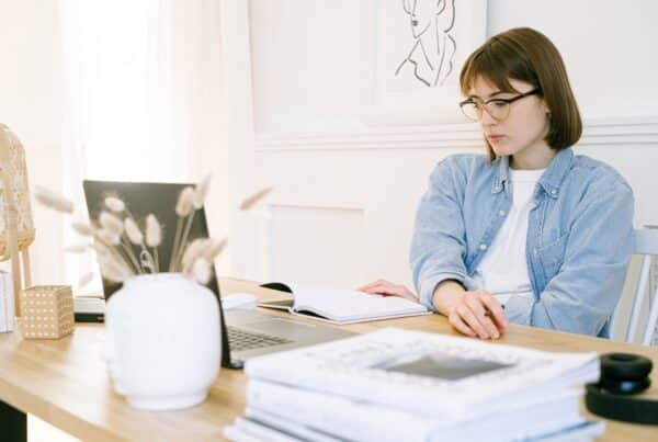 mulher trabalha com SEO em frente com notebook